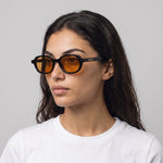Femme portant les lunettes de soleil Grow Paris BIARRITZ - AMBRE