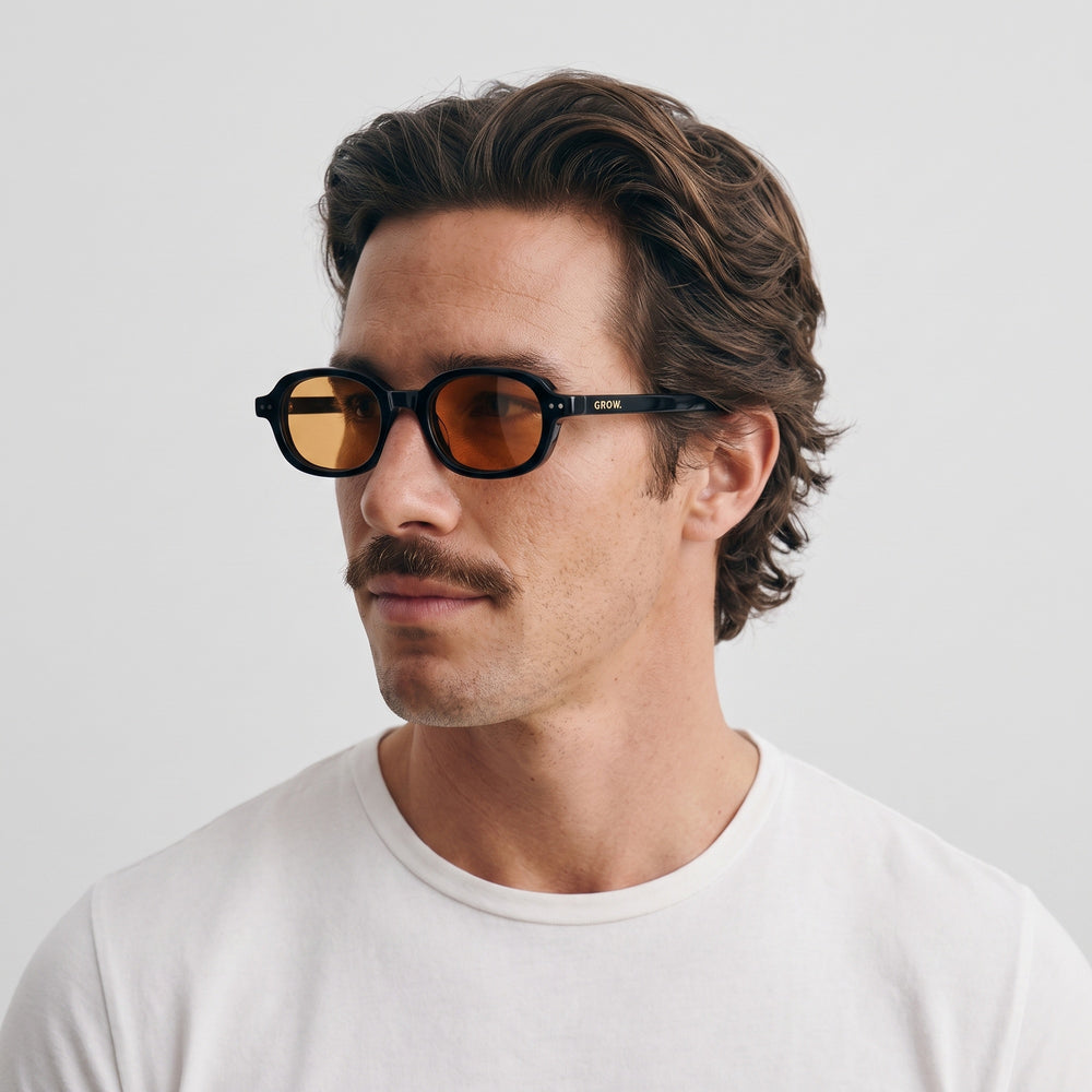 Homme portant les lunettes de soleil Grow Paris BIARRITZ - AMBRE