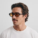Homme portant les lunettes de soleil Grow Paris BIARRITZ - AMBRE