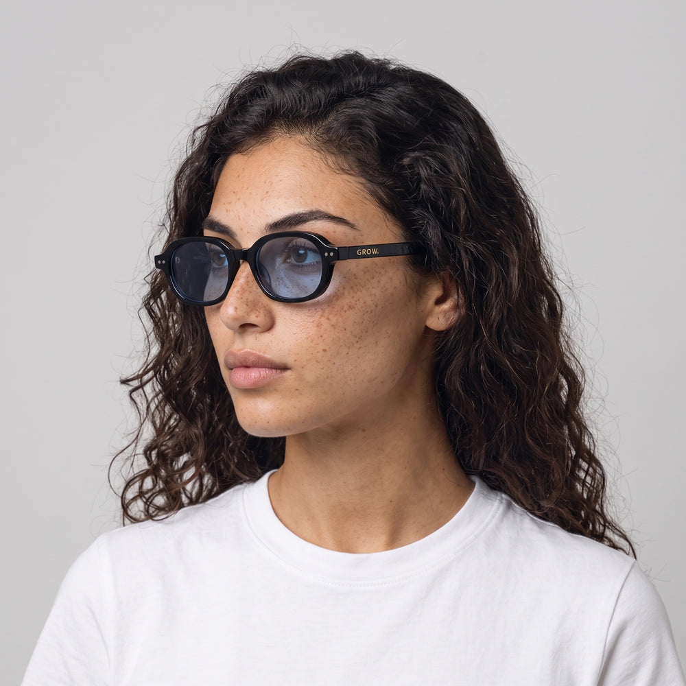 Femme portant les lunettes de soleil Grow Paris BIARRITZ - BLEU