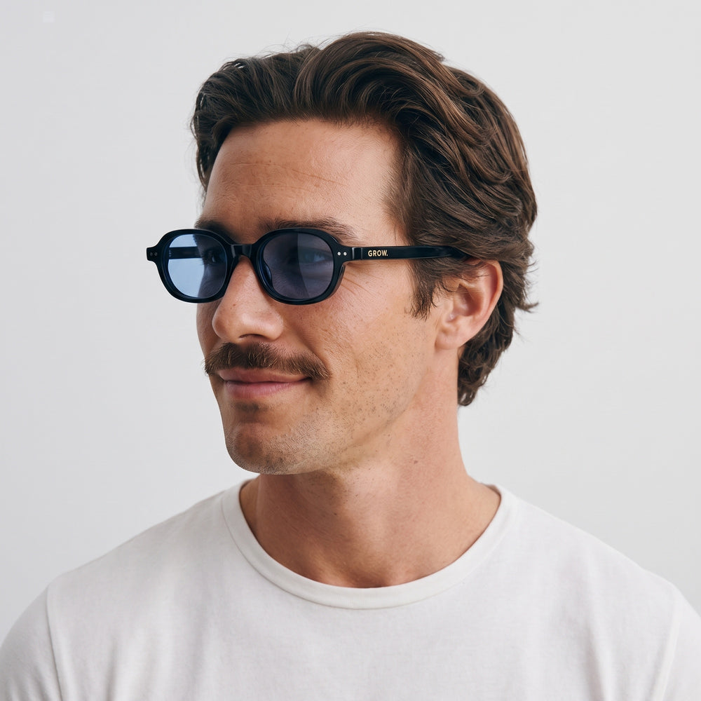 Homme portant les lunettes de soleil Grow Paris BIARRITZ - BLEU