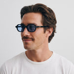 Homme portant les lunettes de soleil Grow Paris BIARRITZ - BLEU