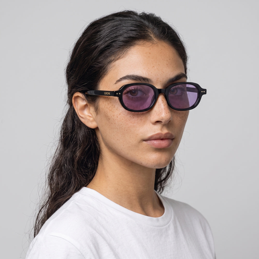 Femme portant les lunettes de soleil Grow Paris BIARRITZ - MAUVE