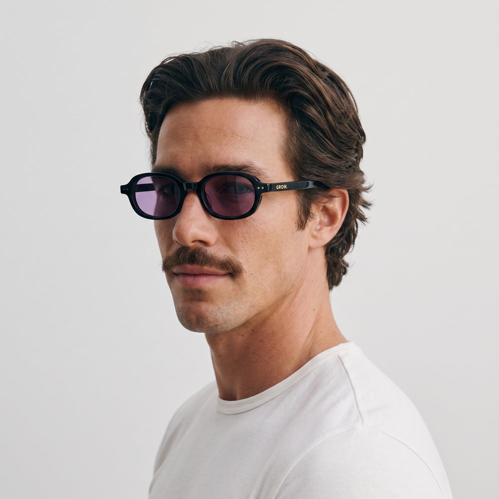 Homme portant les lunettes de soleil Grow Paris BIARRITZ - MAUVE