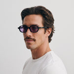 Homme portant les lunettes de soleil Grow Paris BIARRITZ - MAUVE