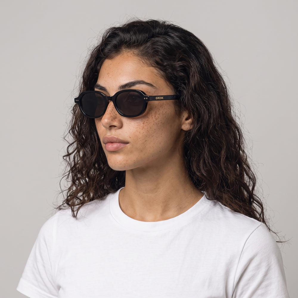 Femme portant les lunettes de soleil Grow Paris BIARRITZ - NOIR