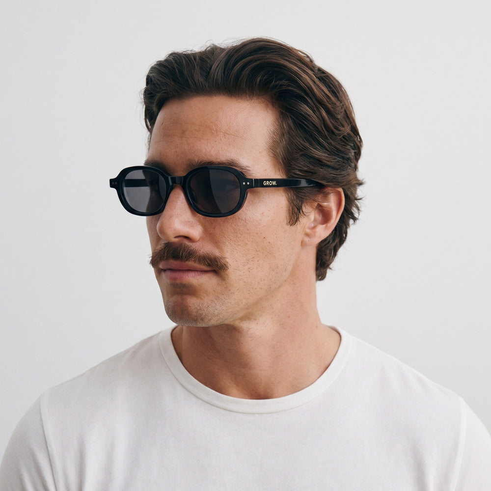 Homme portant les lunettes de soleil Grow Paris BIARRITZ - NOIR