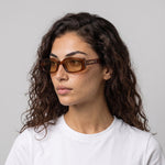 Femme portant les lunettes de soleil Grow Paris BROOKLYN - AMBRE