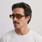 Homme portant les lunettes de soleil Grow Paris BROOKLYN - AMBRE