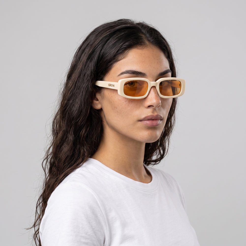 Femme portant les lunettes de soleil Grow Paris BROOKLYN - CREME