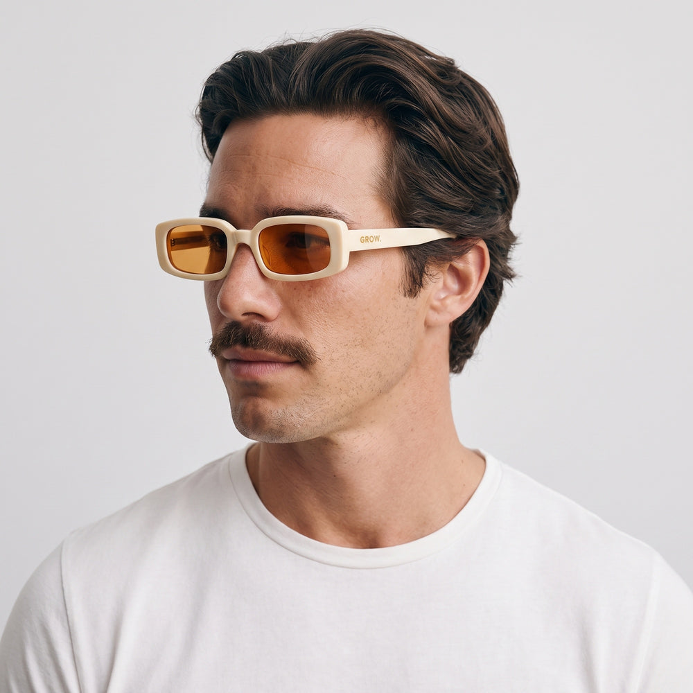 Homme portant les lunettes de soleil Grow Paris BROOKLYN - CREME