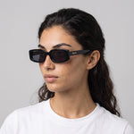 Femme portant les lunettes de soleil Grow Paris BROOKLYN - NOIR