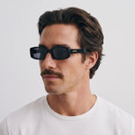 Homme portant les lunettes de soleil Grow Paris BROOKLYN - NOIR