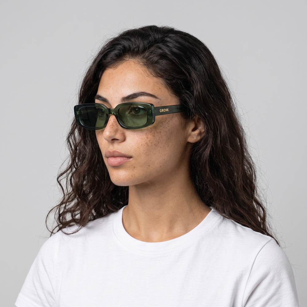 Femme portant les lunettes de soleil Grow Paris BROOKLYN - VERT