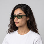Femme portant les lunettes de soleil Grow Paris BROOKLYN - VERT