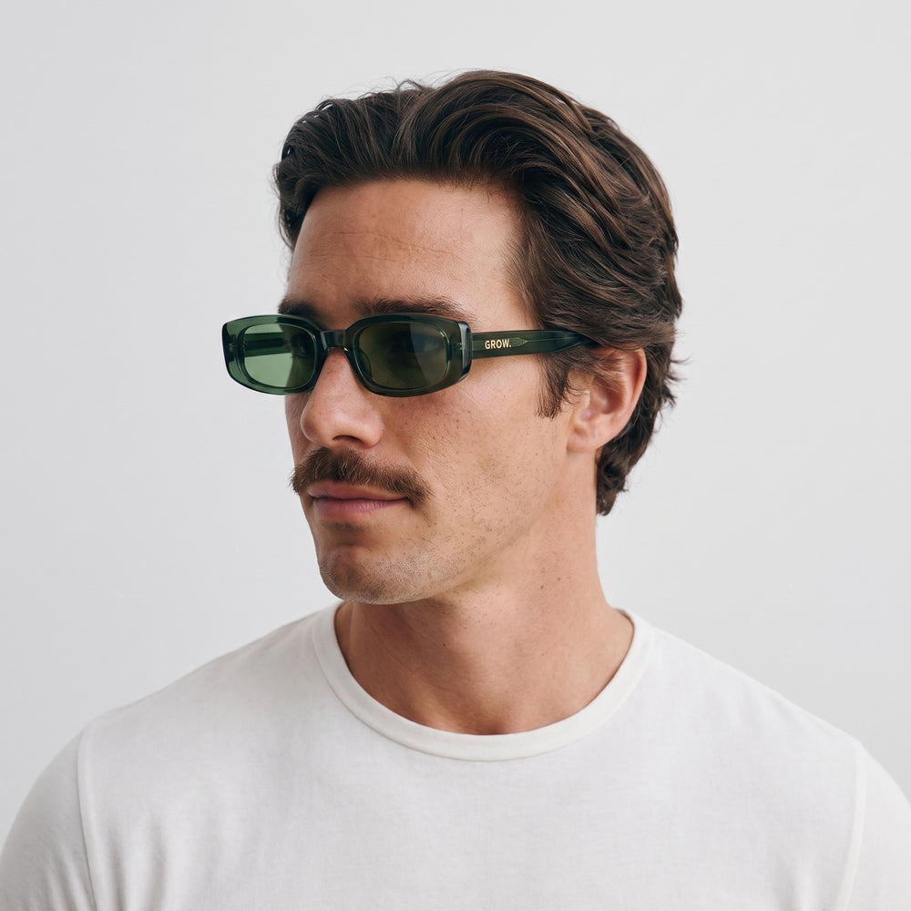 Homme portant les lunettes de soleil Grow Paris BROOKLYN - VERT