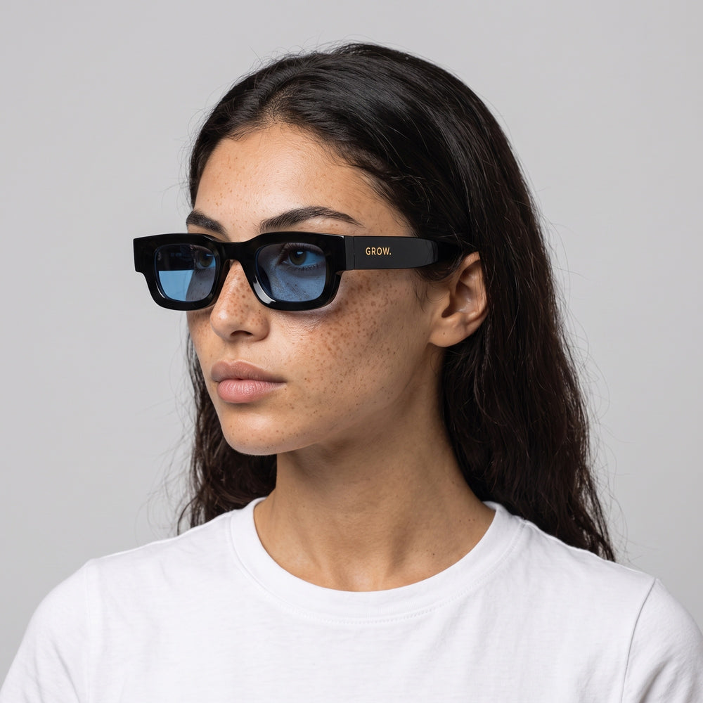 Femme portant les lunettes de soleil Grow Paris CANNES - BLEU