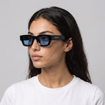 Femme portant les lunettes de soleil Grow Paris CANNES - BLEU
