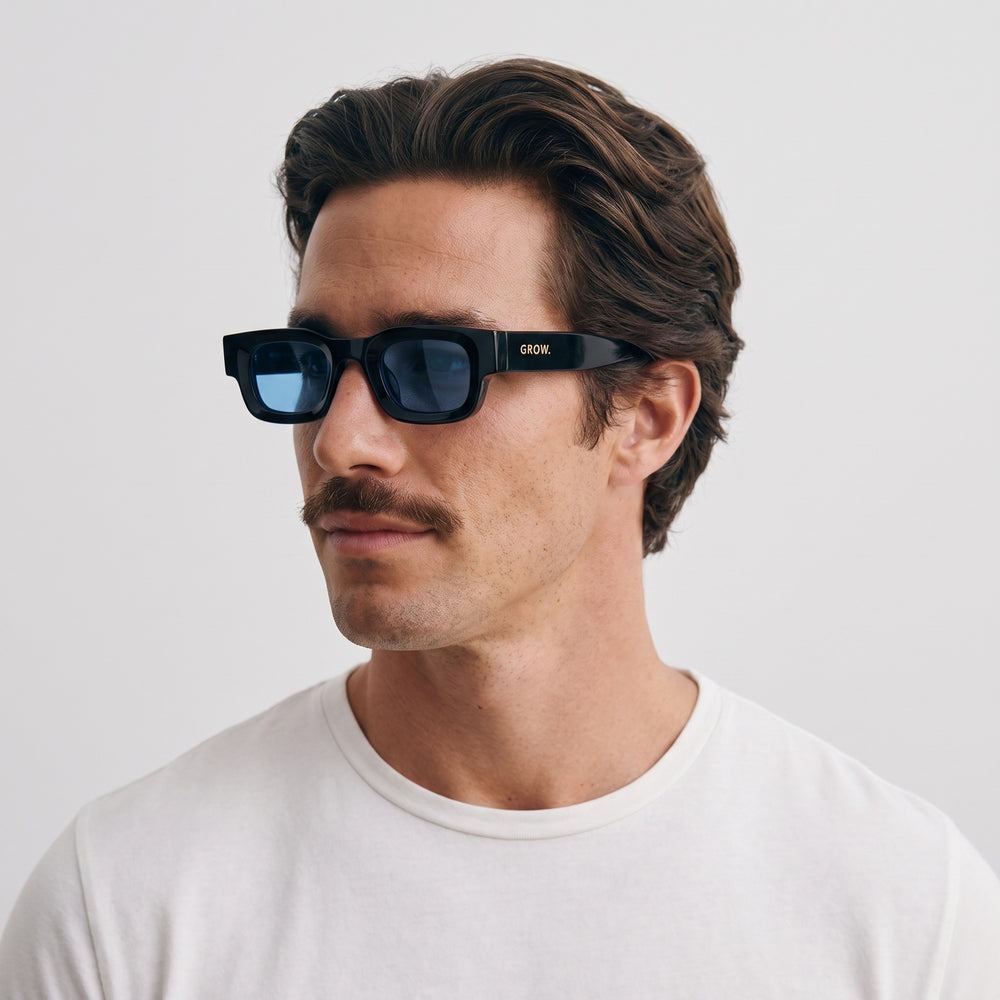 Homme portant les lunettes de soleil Grow Paris CANNES - BLEU
