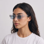 Femme portant les lunettes de soleil Grow Paris CANNES - GRIS