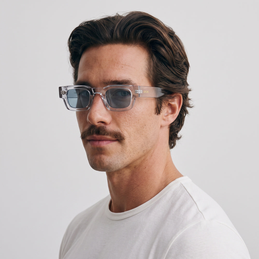 Homme portant les lunettes de soleil Grow Paris CANNES - GRIS