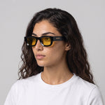 Femme portant les lunettes de soleil Grow Paris CANNES - JAUNE