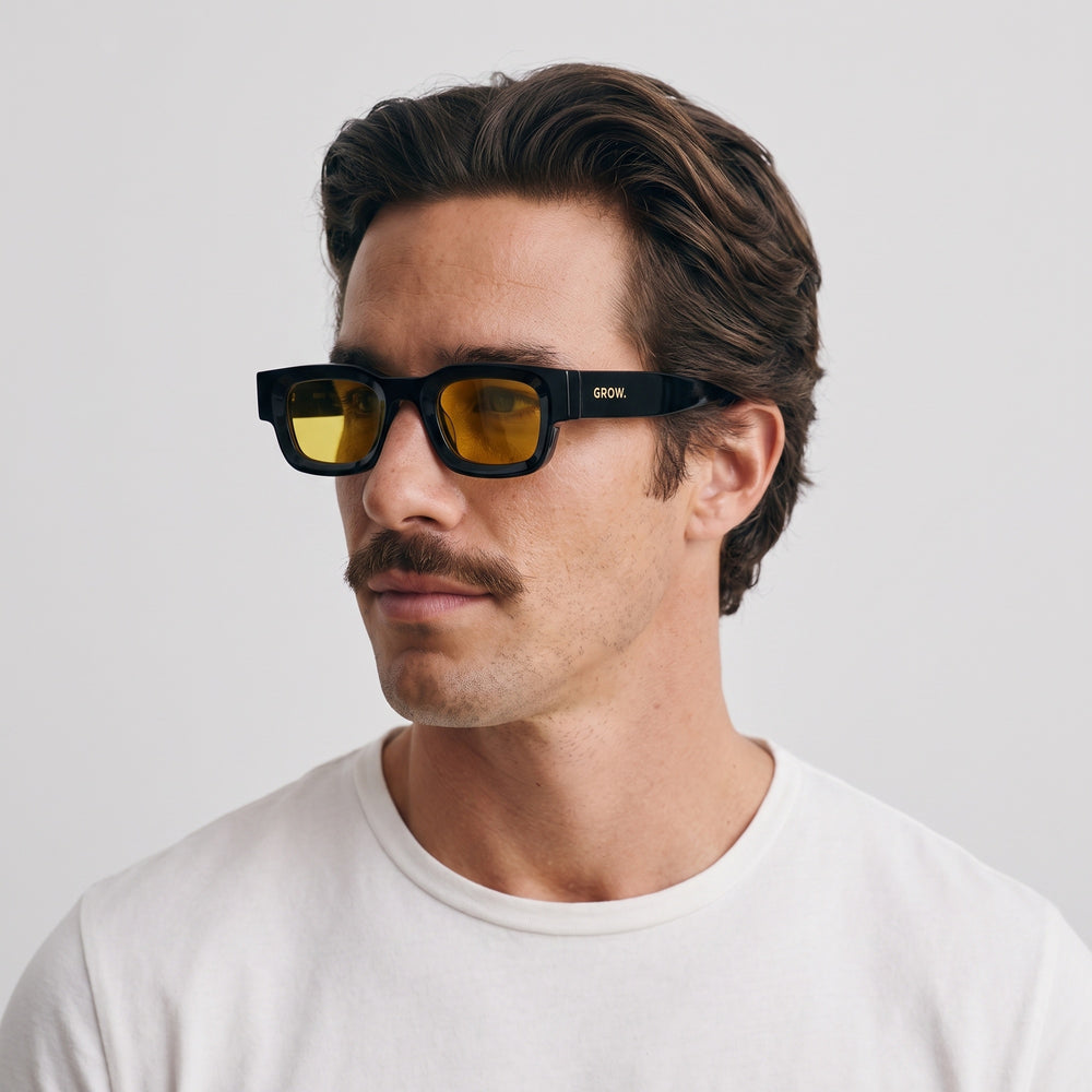 Homme portant les lunettes de soleil Grow Paris CANNES - JAUNE