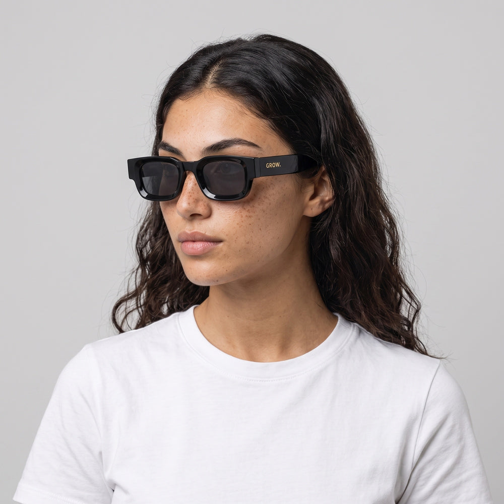 Femme portant les lunettes de soleil Grow Paris CANNES - NOIR