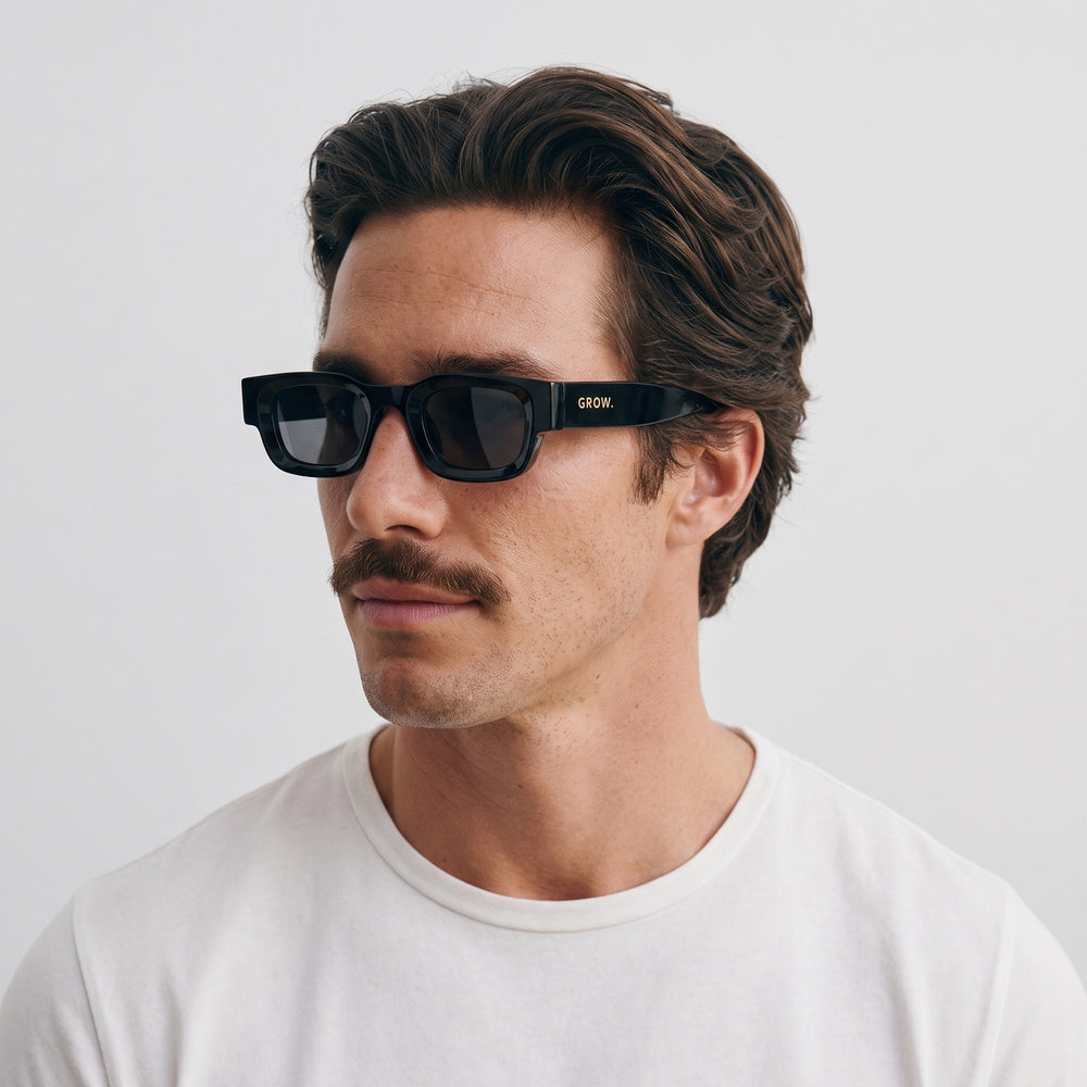 Homme portant les lunettes de soleil Grow Paris CANNES - NOIR