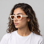 Femme portant les lunettes de soleil Grow Paris CANNES - SABLE