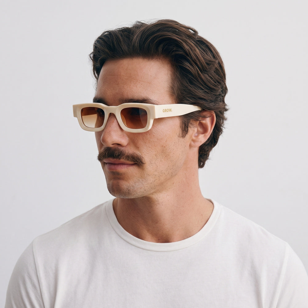Homme portant les lunettes de soleil Grow Paris CANNES - SABLE