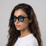Femme portant les lunettes de soleil Grow Paris CAPRI - BLEU