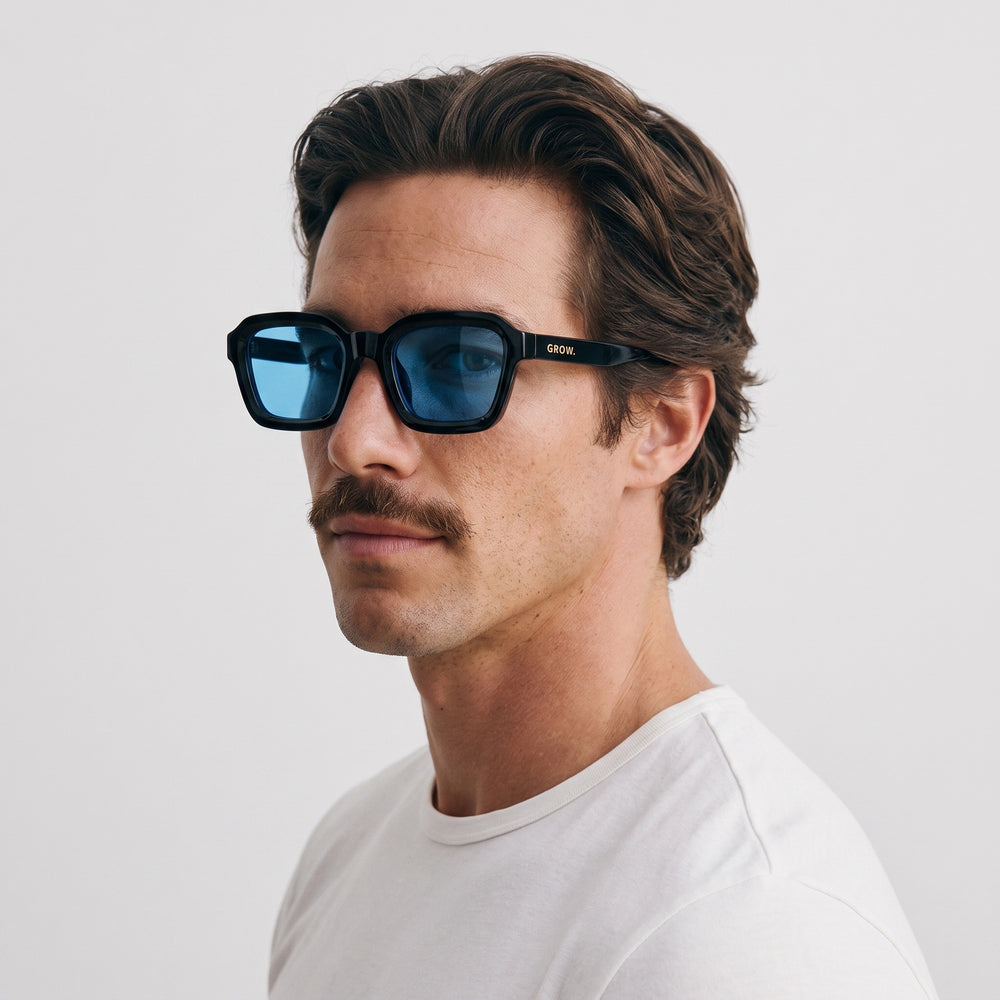 Homme portant les lunettes de soleil Grow Paris CAPRI - BLEU