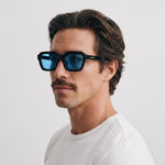 Homme portant les lunettes de soleil Grow Paris CAPRI - BLEU