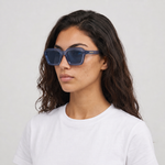 Femme portant les lunettes de soleil Grow Paris CAPRI - GRIS