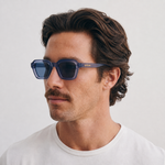 Homme portant les lunettes de soleil Grow Paris CAPRI - GRIS