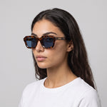Femme portant les lunettes de soleil Grow Paris CAPRI - LEOPARD