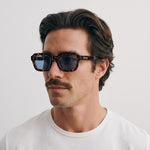 Homme portant les lunettes de soleil Grow Paris CAPRI - LEOPARD