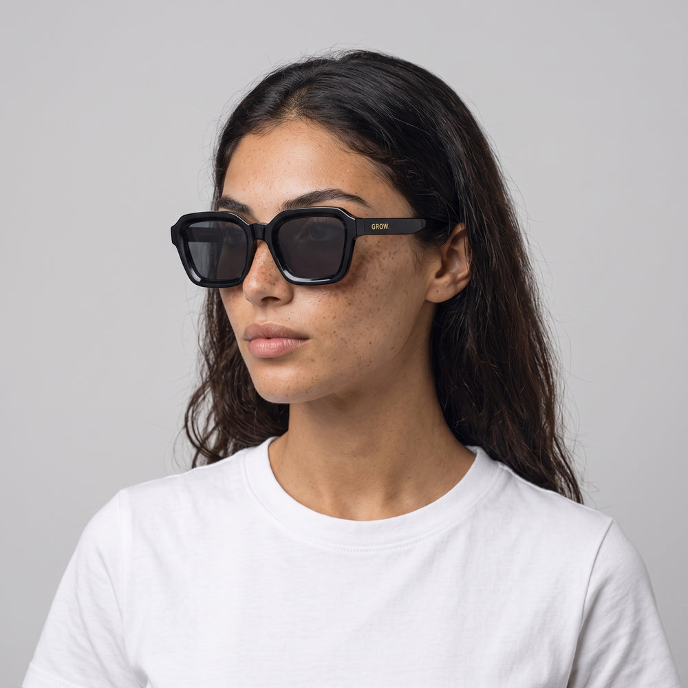 Femme portant les lunettes de soleil Grow Paris CAPRI - NOIR