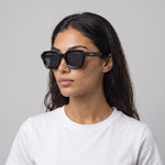 Femme portant les lunettes de soleil Grow Paris CAPRI - NOIR