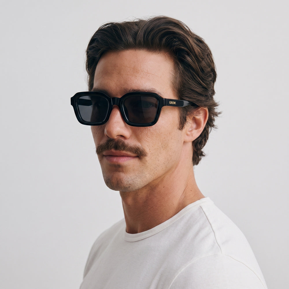 Homme portant les lunettes de soleil Grow Paris CAPRI - NOIR