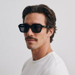 Homme portant les lunettes de soleil Grow Paris CAPRI - NOIR