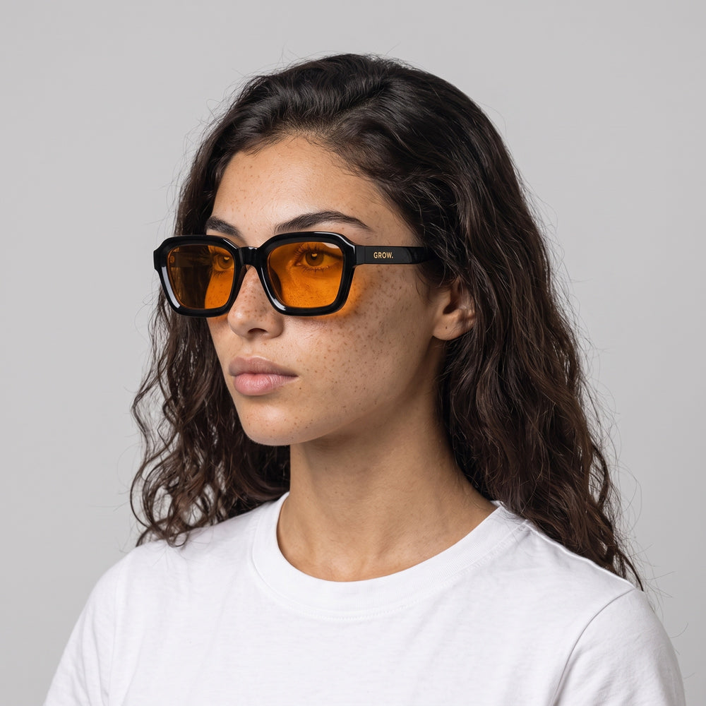 Femme portant les lunettes de soleil Grow Paris CAPRI - NOIR ORANGE