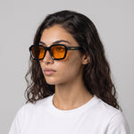 Femme portant les lunettes de soleil Grow Paris CAPRI - NOIR ORANGE