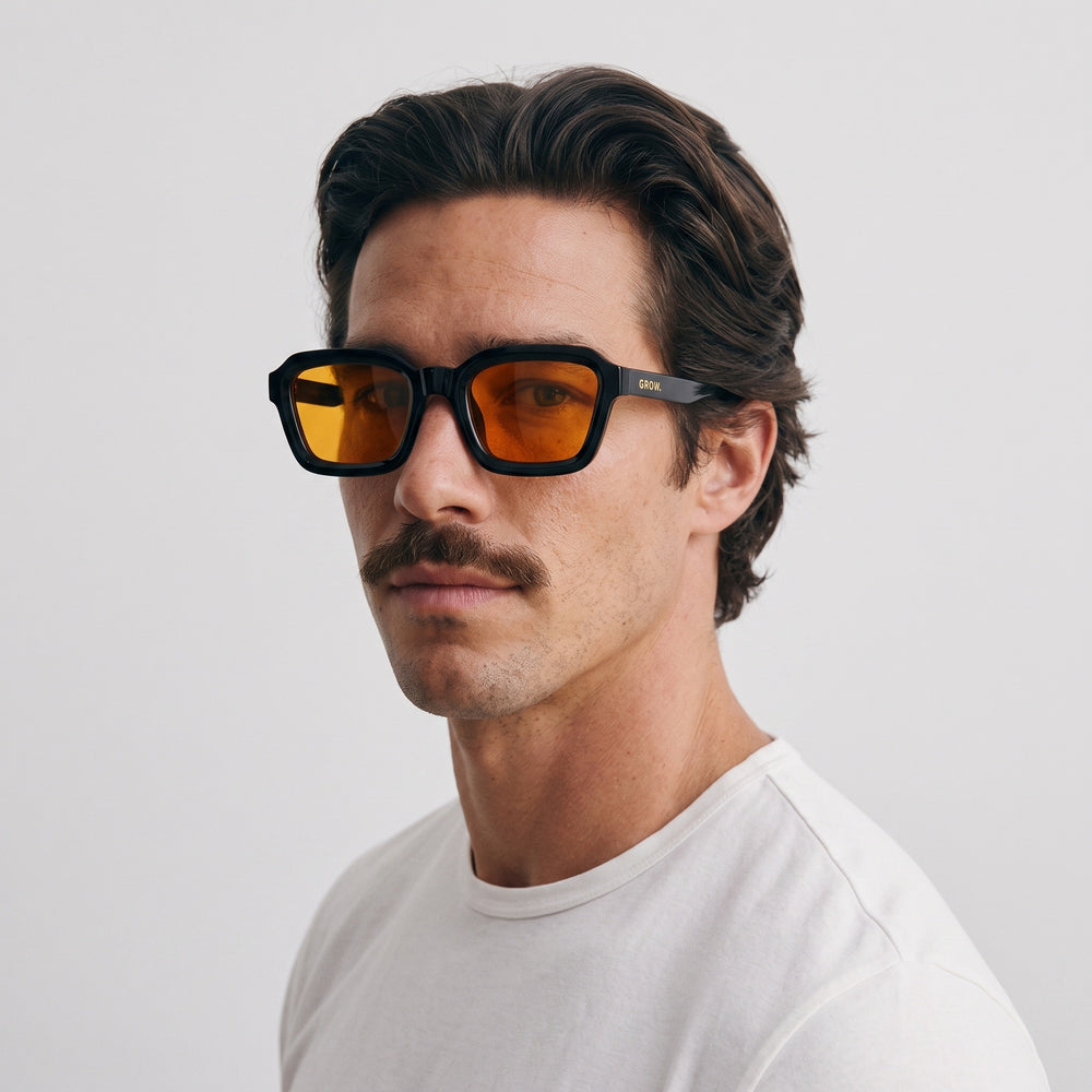 Homme portant les lunettes de soleil Grow Paris CAPRI - NOIR ORANGE