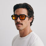Homme portant les lunettes de soleil Grow Paris CAPRI - NOIR ORANGE