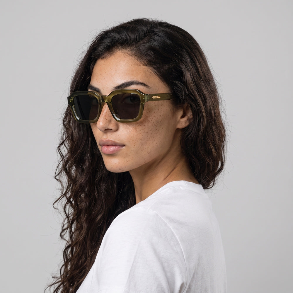 Femme portant les lunettes de soleil Grow Paris CAPRI - VERT