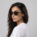 Femme portant les lunettes de soleil Grow Paris CAPRI - VERT