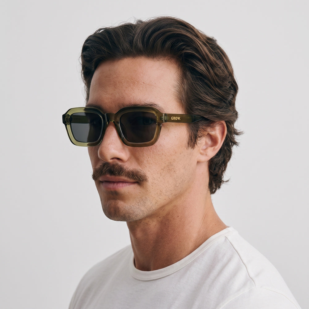 Homme portant les lunettes de soleil Grow Paris CAPRI - VERT