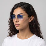 Femme portant les lunettes de soleil Grow Paris DUBAI - BLEU